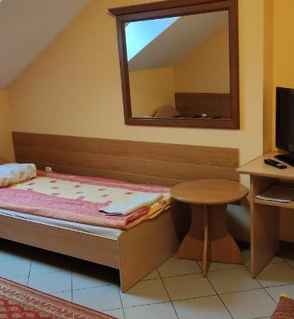 Uslugi Hotelarskie Helena Семятиче Екстериор снимка